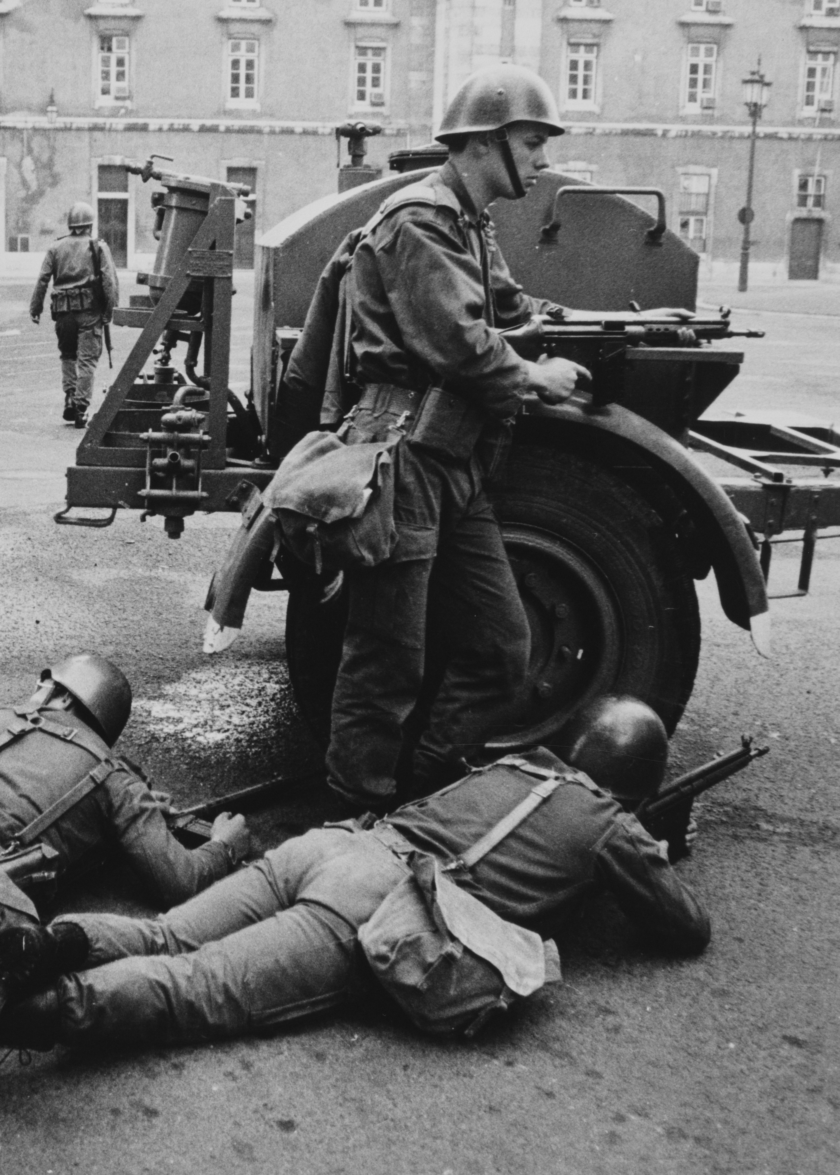 Fotografia de Alfredo Cunha (reenquadramento) na Praça do Município, Lisboa, 25 de abril de 1974