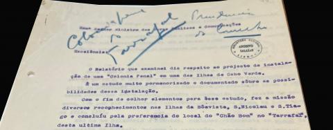 Excerto do despacho sobre o Relatório da comissão nomeada para estudar a implantação de uma "Colónia Penal" em Cabo Verde, tendo sido examinadas as possibilidades nas ilahas da Boavista, S. Nicolau e Santiago e concluido pela "preferência do local do "Chão Bom" no "Tarrafal"