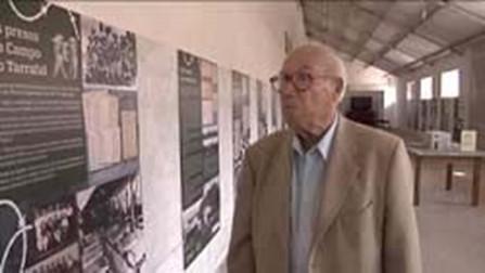 Edmundo Pedro, um dos presos que estreou o Campo do Tarrafal, visita a exposição ali organizada no âmbito do Simpósio
