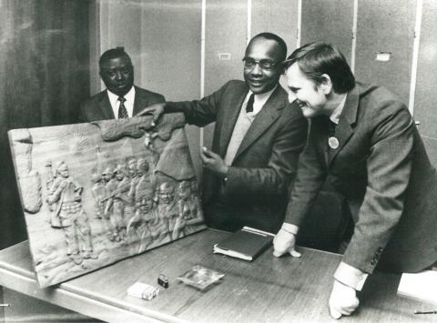 Amílcar Cabral, acompanhado de Vítor Saúde Maria, oferece a Olof Palme uma placa em madeira trabalhada sobre a luta do povo da Guiné-Bissau quando foi convidado a intervir no Congresso do Partido Social Democrata da Suécia, Verão de 1969