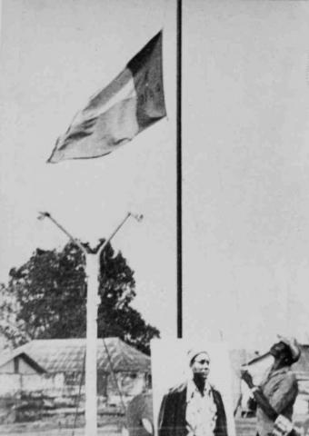 Ocupado o Quartel de Guiledje, abandonado pela tropa colonial após intensos bombardeamento e cerco, é içada a bandeira do PAIGC junto a um retrato de Amílcar Cabral, 22 de Maio de 1973