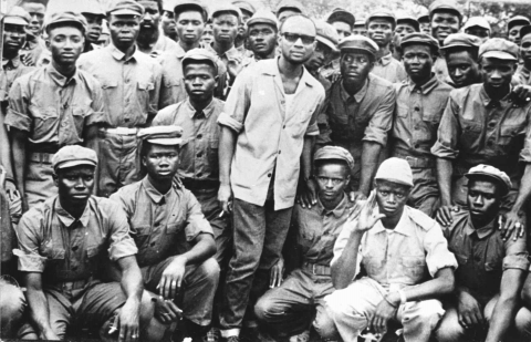 Amílcar Cabral acompanha o treino de combatentes na Academia Militar de Nanquim, China