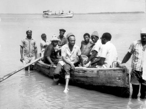 Amílcar Cabral e outros companheiros chegam a Cassacá para o I Congresso do PAIGC (13 a 17 de fevereiro de 1964). Em segundo plano, uma embarcação tomada à "Casa Gouveia", do grupo CUF