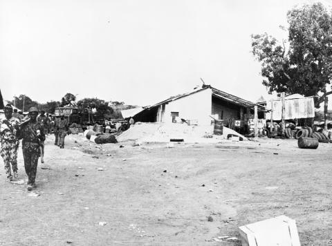 Militares do PAIGC, que integram veículos militares pesados, ocupam o Quartel de Guiledje, abandonado pela tropa colonial, 22 de Maio de 1973