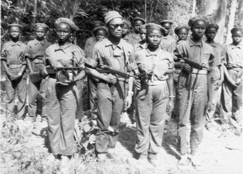 Amílcar Cabral e um destacamento de milicianas no Congresso de Cassacá, 13-17 de fevereiro de 1964