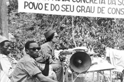 Amélia Araújo (Rádio Libertação) dirige a gravação da I Assembleia Nacional Popular da Guiné-Bissau, Madina de Boé, 24 de setembro de 1973
