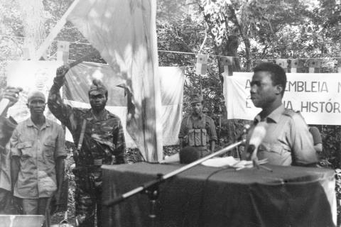 João Bernardo Vieira (Nino Vieira) proclama a independência da Guiné-Bissau na I Assembleia Nacional Popular, realizada em Madina de Boé, 24 de setembro de 1973