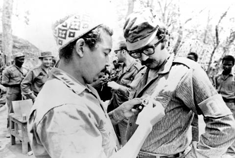 Pedro Pires condecora o diplomata equatoriano Horacio Sevilla-Borja, elemento da delegação da Comissão de Descolonização da ONU que visitou regiões libertadas da Guiné, de 2 a 8 de abril de 1972