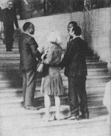 Amílcar Cabral (PAIGC), Agostinho Neto (MPLA) e Marcelino dos Santos (FRELIMO) à entrada do Vaticano, na companhia de Marcella Glisenti, Presidente da Associação dos Amigos Italianos da «Présence Africaine»