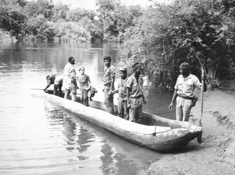 Manuel Saturnino, Bruna Polimeni, Manuel dos Santos (Manecas), Samba Lamine Mané e Bacar Cassamá desembarcam de uma canoa numa região da Frente Leste, 1972