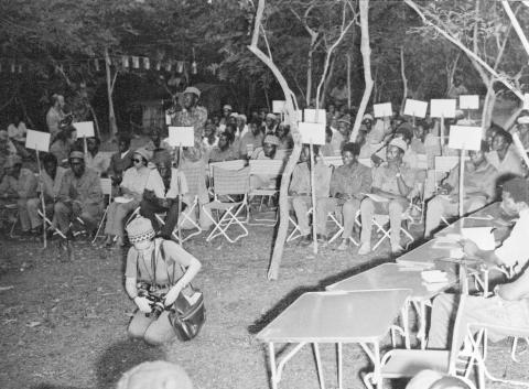 Bruna Polimeni prepara o seu equipamento fotográfico durante a realização da Assembleia Nacional Popular em Madina do Boé, Guiné-Bissau, 23 de setembro de 1973