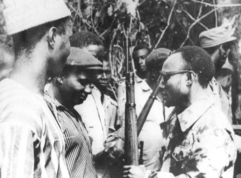 Amílcar Cabral entrega arma a um combatente