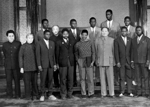 Mao Tse-Tung recebe em Pequim uma delegação do PAIGC que vai receber formação militar, 1961. Distinguem-se, entre outros, Nino Vieira, Amália Fonseca, Chico Mendes, Constantino Teixeira, Pedro Ramos, Manuel Saturnino, Domingos Ramos, Rui Djassi, Osvaldo Vieira, Vitorino Costa e Hilário Gomes