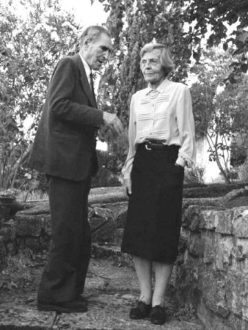 Miguel Torga e Andrée Crabbé Rocha à entrada de sua casa, em Coimbra, julho de 1990